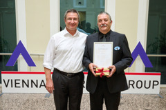 CEO Péter Zatykó und Gewinner Miklós Barsi