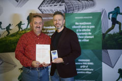 Gewinner Dumitru Catalin Ghintuiala und Vorstandsvorsitzender Mihai Tecău