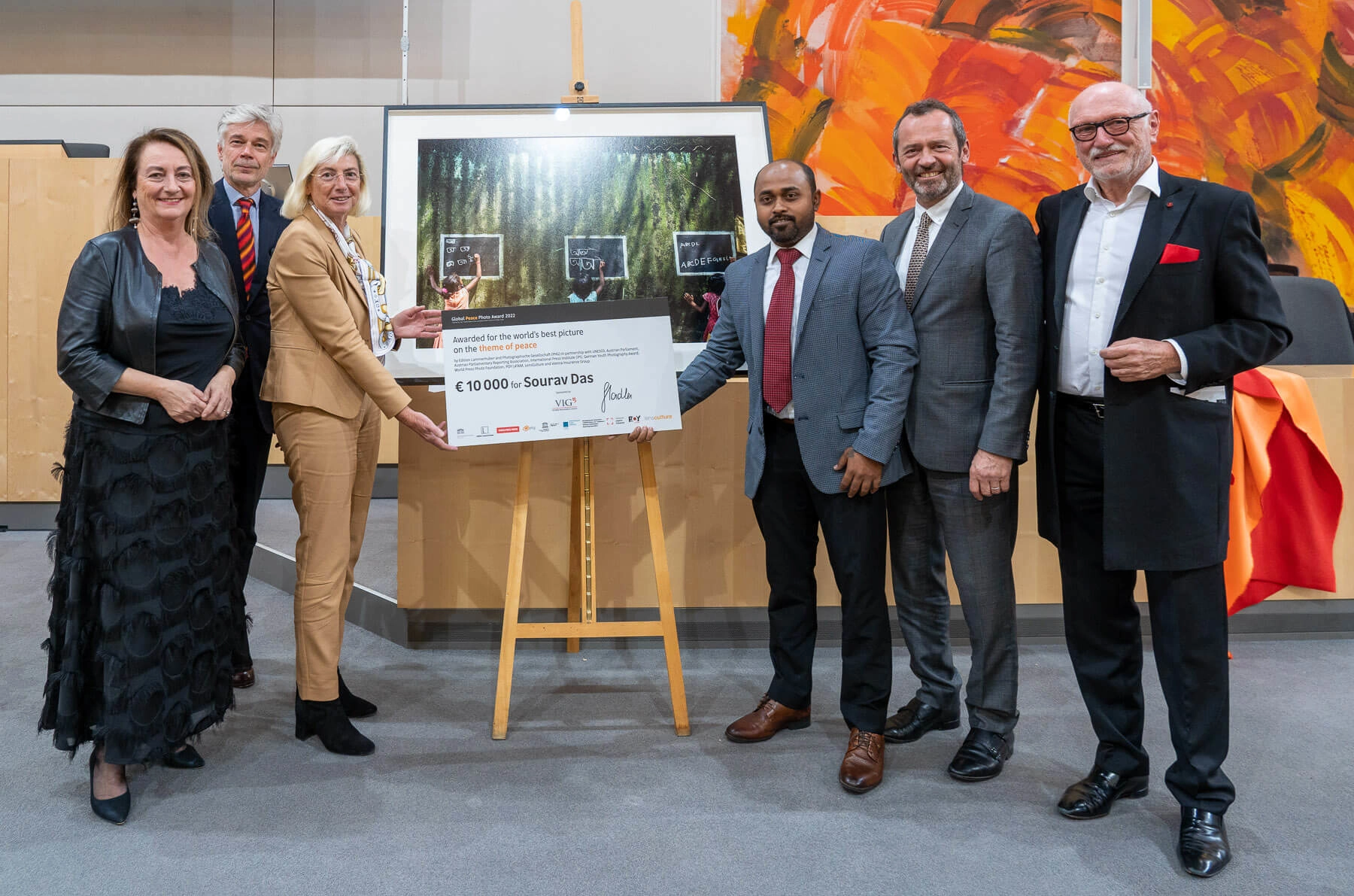 Award ceremony of the Global Peace Photo Award 2022. Presentation of the check by CEO Elisabeth Stadler